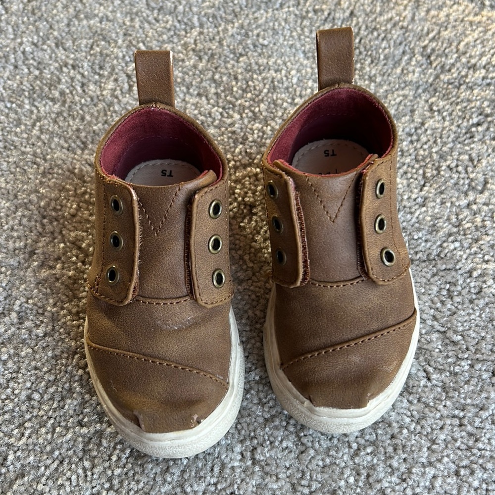 TOMS slip on brown leather sneakers Sz:T5